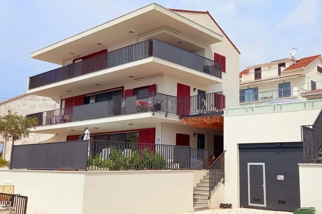 Seget Vranjica, 2-Zimmer-Apartment 81 m² nur 60 m vom Meer und Strand entfernt, Swimmingpool