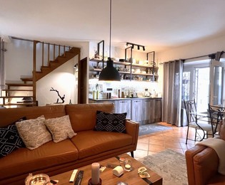 Prekrasno obnovljena kamena kuća u selu na Korčuli