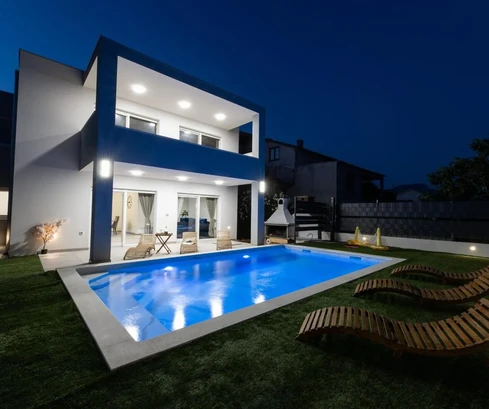 Casa indipendente con piscina disponibile a Kaštela per l'acquisto in Croazia