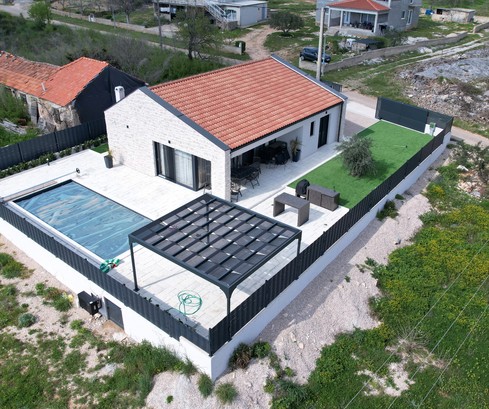 Casa de una sola planta de piedra disponible en Danilo Biranj