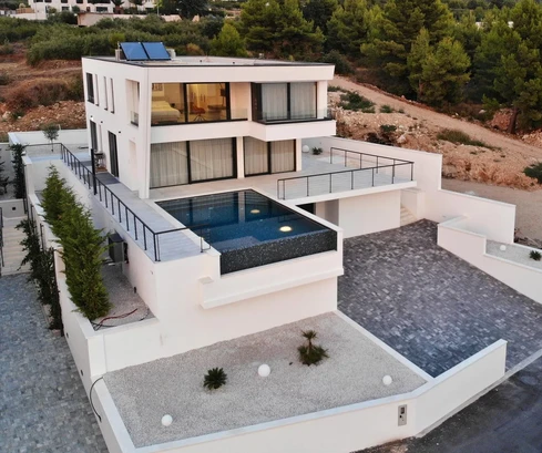 Villa moderna con vista mare in vendita a Podstrana in Croazia