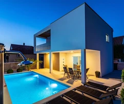 Moderní dům s bazénem a 2 apartmány, 200 m od moře