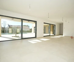 Istria, Žminj, moderná novostavba s bazénom a solárnou elektrárňou