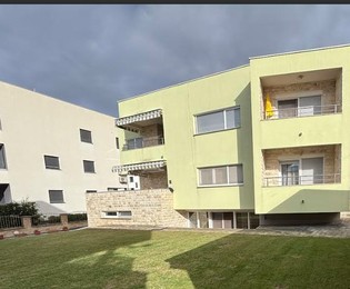 Moderní vila s byty na prodej a výhledem na moře v Chorvatsku