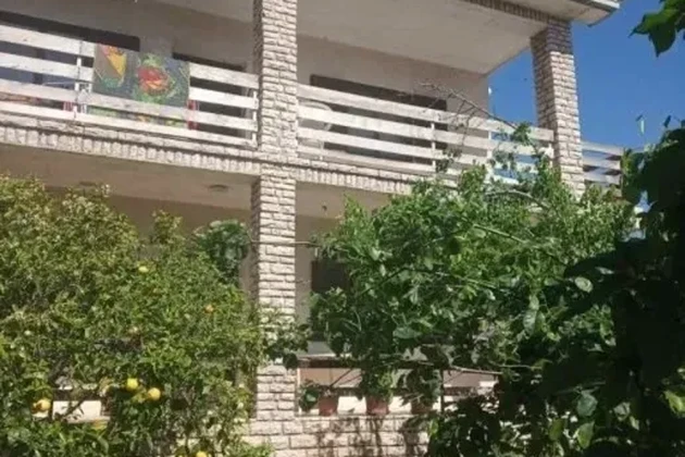 Okrug G., Einfamilienhaus 375m2 mit Garten 481m2, 190m vom Meer und Strand entfernt