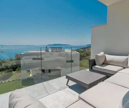 ATTRAKTIVES DOPPELHAUSHÄLFTE MIT POOL UND PANORAMABLICK AUF DAS MEER!