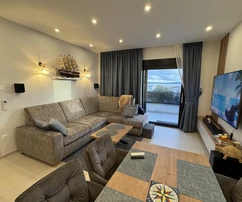 Kastel Kambelovac - zariadený trojizbový penthouse s priestrannou strešnou terasou a dychberúcim výhľadom