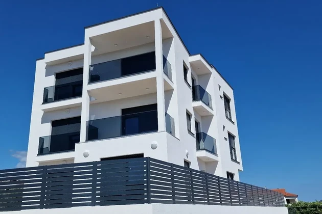 Rogoznica, appartement en duplex de trois chambres, 86 m2, vue sur la mer, à 100 m de la mer