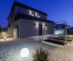 Premantura, villa unique et élégante avec piscine sur un grand terrain paysagé