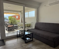 APARTAMENTO AMUEBLADO CON VISTAS AL MAR, EN UNA ZONA TRANQUILA.