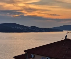 Trogir, Saldun, 5 apartmanos ház, 487 m2, befejezetlen, nyílt tengeri kilátással
