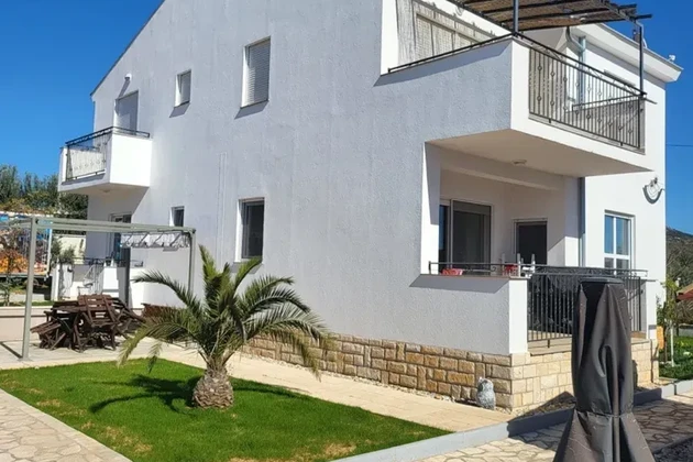 BIOGRAD, Donja Jagodna – OPPORTUNITÉ, villa RÉDUITE avec piscine, vue sur la nature