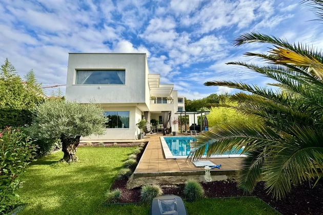 Villa junto al mar en venta en Kostrena con piscina justo en la orilla en Croacia