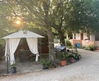 Starigrad, Tribanj, casa spaziosa con vista mare e sei appartamenti