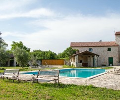 Beautiful stone house with a swimming pool in Istria