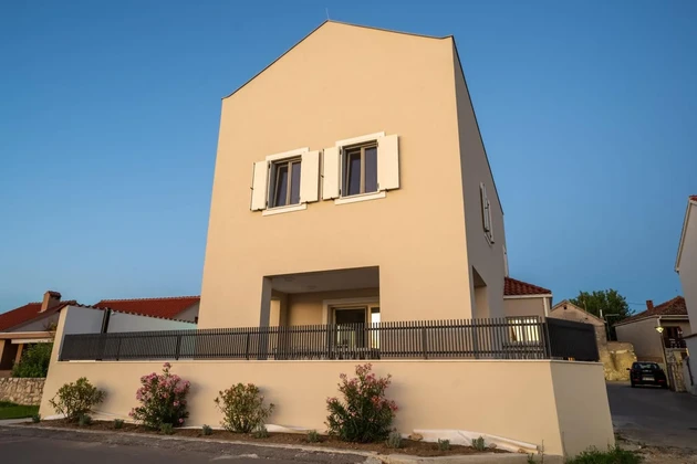Casa fronte mare con piscina in vendita a Nona in Croazia
