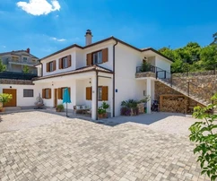 Beautiful house with pool and two apartments, Opatija