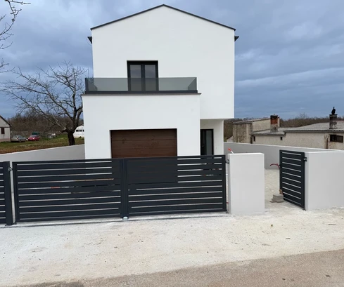 Isztria, Svetvinčenat: Modern villa medencével Režanciban