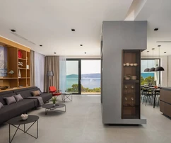 Luxusvilla panorámás kilátással eladó Omišban Horvátországban