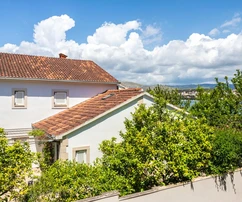 Cómodo apartamento en venta justo en primera línea de mar en Okrug, Croacia