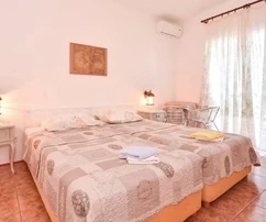 Čiovo, Slatine detached house 260m2 with pool, direct access to the beach