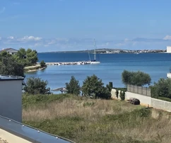 Zadar, Zaton, trojizbový byt s strešnou terasou, 50 m od mora