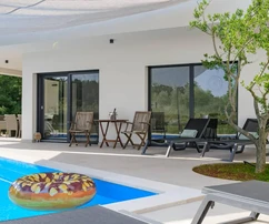 Parterowy dom z basenem na sprzedaż w Istrii w Chorwacji