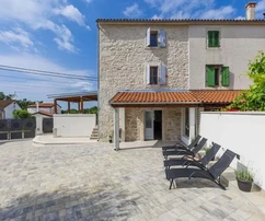 Isztria, Poreč – Felújított kőház jakuzzival eladó