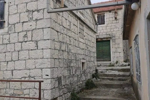 Čiovo, District D., two stone houses with a total area of 150m2