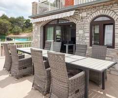 Villa en pierre à vendre à Solta avec appartements et piscine en Croatie