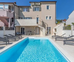 Medulin - Multifamily residence with pool and renovated apartments