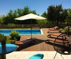 Rodinný poschodový dom s bazénom na predaj v Ližnjane v Chorvátsku