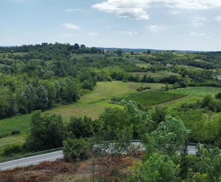 Buje, Istrie – Stavební pozemek se zříceninami v klidné oblasti