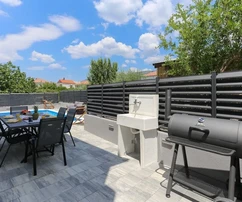 K. Kambelovac, Einfamilienhaus mit Pool, Garage und Ferienhaus 25 m vom Meer entfernt