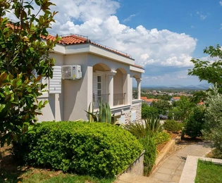 Vila na prodaju u Vodicama s pogledom na more