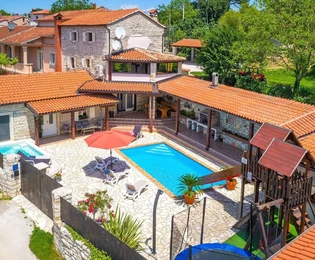 Дуплекс с бассейном на продажу недалеко от Тиньяна в Хорватии