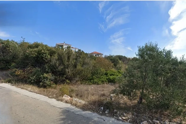 Marina, Vinišće, stavební pozemek 677 m2, 1,8 km od moře a pláže