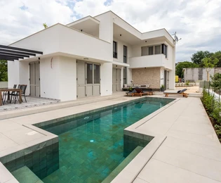 Vila s bazenom na prodaju prvi red do mora