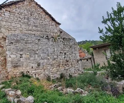 Marina, Központ, régi kőház 70 m2 + 80 m2 befejezetlen, felújításra szorul