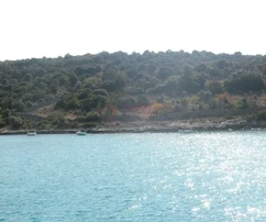 Vinišće, alte Bucht von Trogir, erste Reihe zum Meer, 2285 m2, landwirtschaftliche Fläche