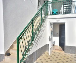 Vodice – Dom s 2 apartmánmi, 150 m od pláže, zrekonštruovaný v roku 2025