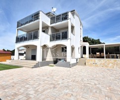 Casa con piscina disponibile per l'acquisto a Tribunj
