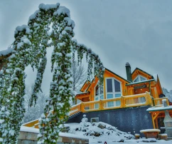 Drewniany dom w Mrkopalj, Gorski Kotar, wystawiony na sprzedaż w Chorwacji