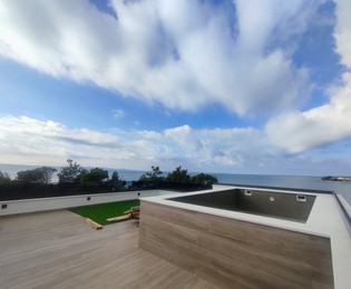 Két hálószobás penthouse eladó közvetlenül a tengerparton Privlakán Horvátországban