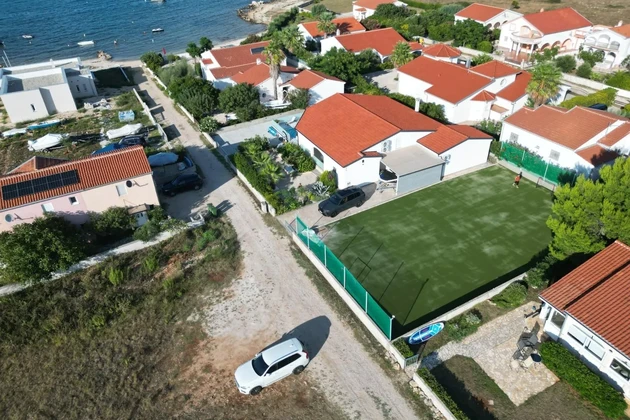 Proprietà con ampio giardino, campo da tennis, piscina, a 45 m dal mare