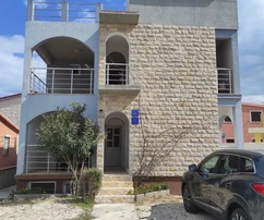 Ingatlan 4 apartmannal, tetőterasz tengerre és Velebitre néző kilátással