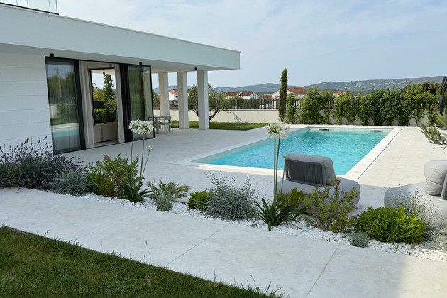 Moderne Luxusvilla mit Pool und schön angelegtem Garten - Voll möbliert, nur 300 m vom Meer entfernt