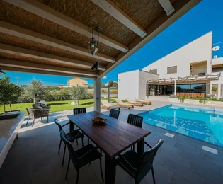 Residenza di lusso con piscine, campo da tennis e edificio ausiliario
