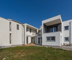 <p>ESCLUSIVA – NUOVA VILLA BIFAMILIARE CON APPARTAMENTI IN UNA POSIZIONE TOP, A 6 KM DALLA CITTÀ E A 3 KM DALLE PRIME SPIAGGE</p>