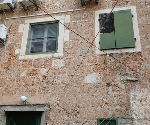 Vis, Komiža, maison en pierre avec appartements